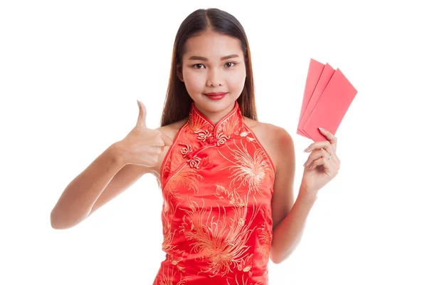 Азиатская девушка в китайском чонгсам платье большие пальцы вверх с красным конвертом — стоковое фото
