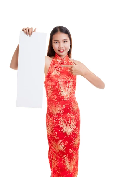 Asyalı kız cheongsam Çin elbise kırmızı boş işaretiyle. — Stok fotoğraf