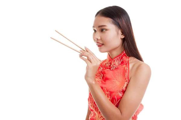 Asiatico ragazza in cinese cheongsam vestito con bacchette . — Foto Stock