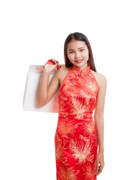 Asiatisk tjej i kinesiska cheongsam klänning med shopping väska. — Stockfoto