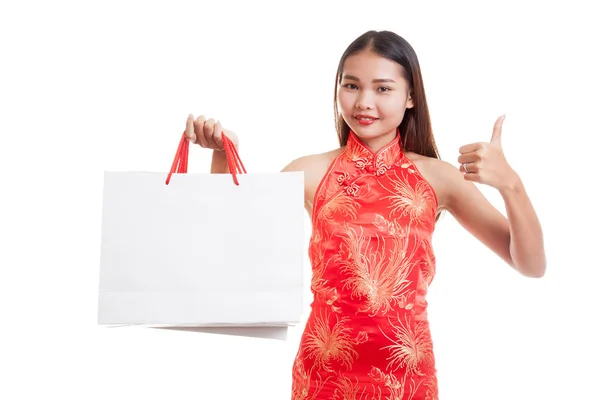Asijská dívka v čínských cheongsam šaty s nákupní taškou. — Stock fotografie