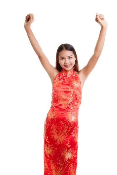 Gelukkig Aziatisch meisje in chinese cheongsam jurk. — Stockfoto