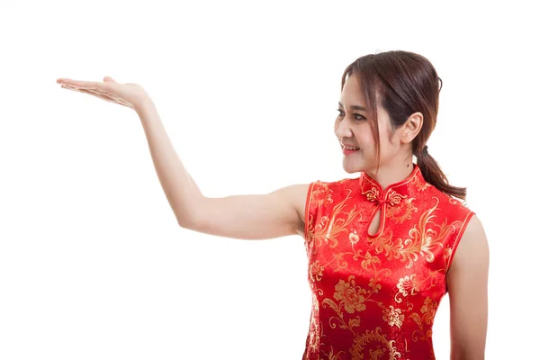Asian girl in chinese cheongsam dress with  blank space on her h — Stock Photo, Image