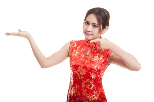 Asiatico ragazza in cinese cheongsam abito punto a vuoto spazio su h — Foto Stock