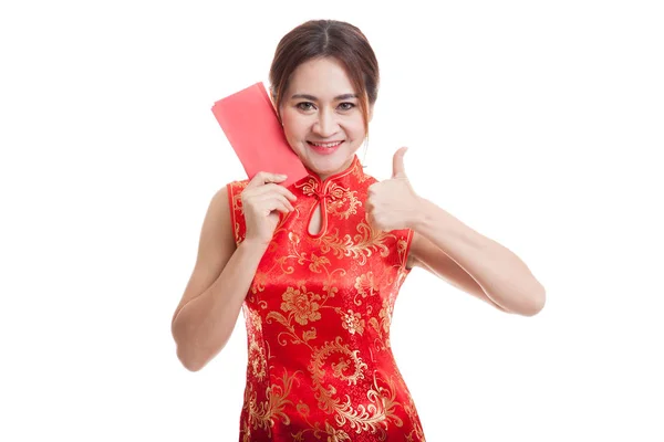 Asiatico ragazza in cinese cheongsam vestito pollice fino con rosso busta — Foto Stock