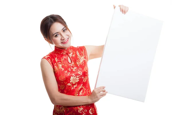 Asian girl in chinese cheongsam dress with  red blank sign. — Stock Photo, Image