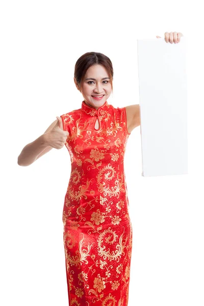 Azjatyckie dziewczyny w chiński cheongsam Ubierz kciuki z czerwonym puste — Zdjęcie stockowe