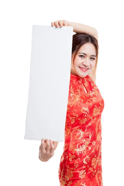 Aziatische meisje in chinese cheongsam jurk met rode leeg teken. — Stockfoto