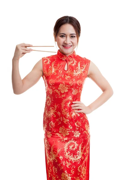 Asyalı kız cheongsam Çin yemek çubukları ile elbise. — Stok fotoğraf