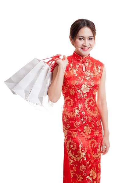 Asiatin im chinesischen Cheongsam-Kleid mit Einkaufstasche. — Stockfoto
