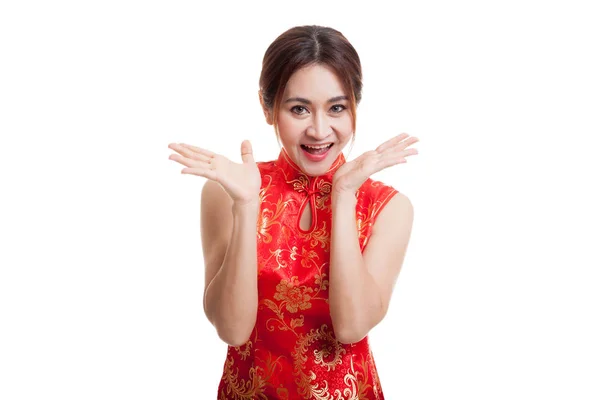 Aufgeregt asiatisch mädchen im chinesisch cheongsam kleid. — Stockfoto