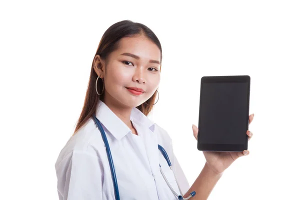 Asya genç kadın doktor Haritayı tablet pc. — Stok fotoğraf