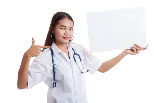 Молодая азиатская женщина-врач указывает на чистый знак . — стоковое фото