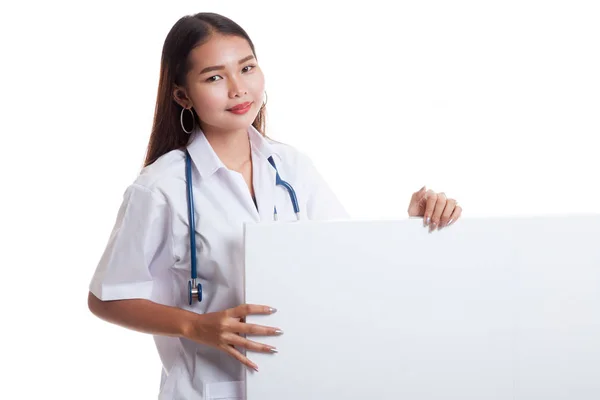 Junge asiatische Ärztin halten ein leeres Schild. — Stockfoto