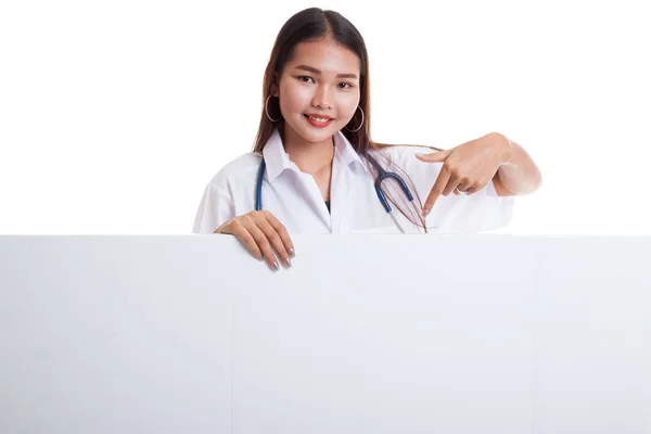 Junge asiatische Ärztin zeigen nach unten auf leeres Schild. — Stockfoto
