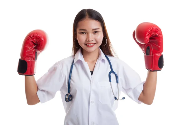 Jeune asiatique femme médecin garde avec gant de boxe . — Photo