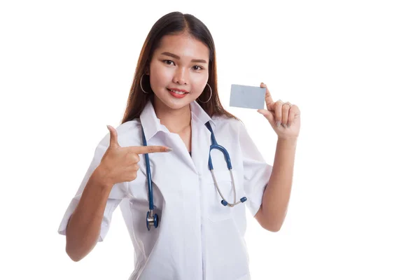 Asiática jovem médico apontar para cartão em branco . — Fotografia de Stock