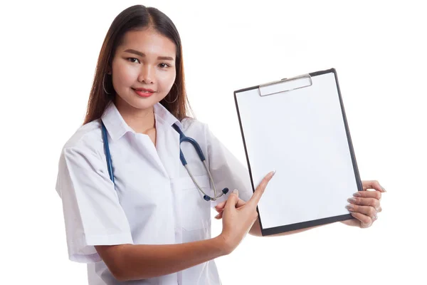 Joven mujer asiática médico punto a un portapapeles en blanco . —  Fotos de Stock