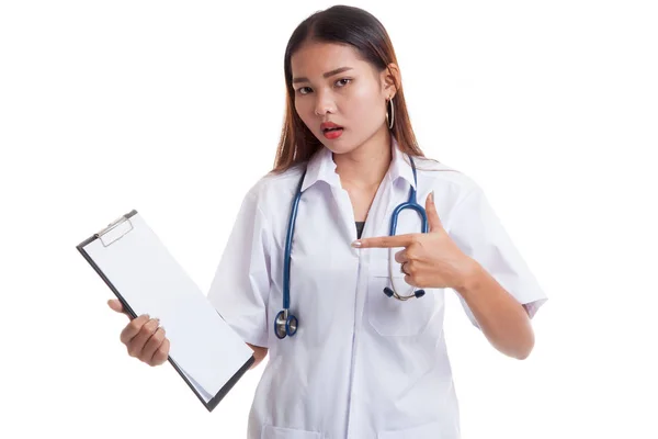 Asiático joven médico mujer molesto punto en blanco portapapeles . — Foto de Stock