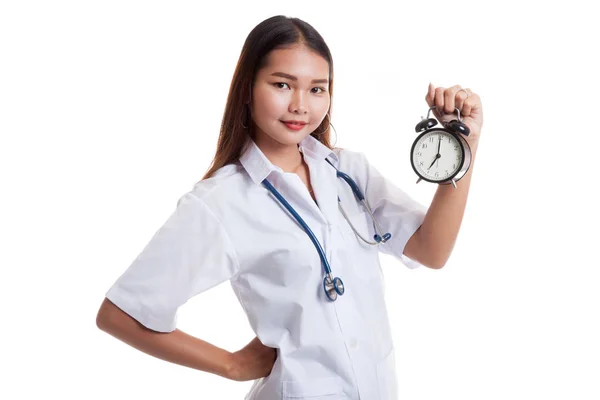 Joven asiática médico feliz mostrar un reloj . —  Fotos de Stock