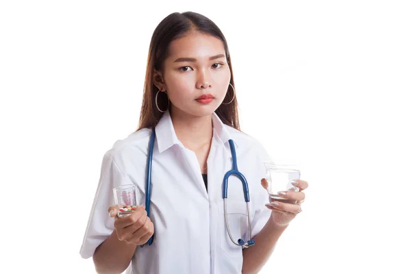 Młodych azjatyckich kobiet lekarza z wody i medycyna. — Zdjęcie stockowe