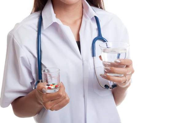Ung asiatisk kvindelig læge med vand og medicin . - Stock-foto