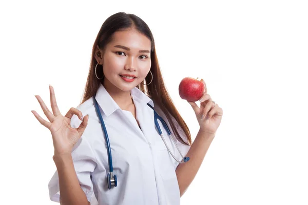 Joven asiática médico show OK con manzana . — Foto de Stock