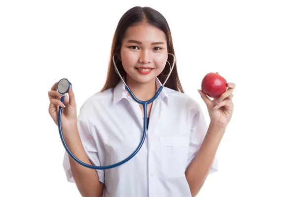 若いアジア女性医師はアップルと聴診器を保持します。. — ストック写真