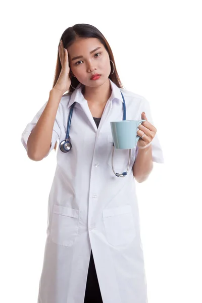 Ritratto di giovane medico femminile asiatico ha mal di testa . — Foto Stock