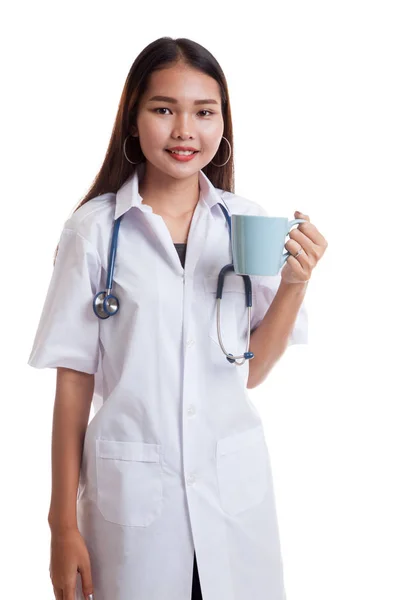 Молодая азиатка-врач держит кружку и улыбается . — стоковое фото