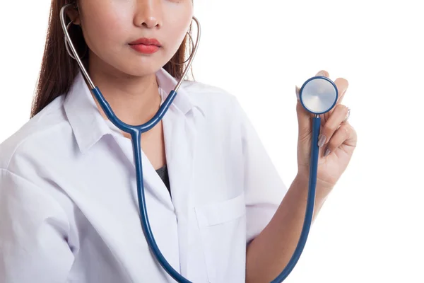 Jeune asiatique femme médecin avec stéthoscope . — Photo