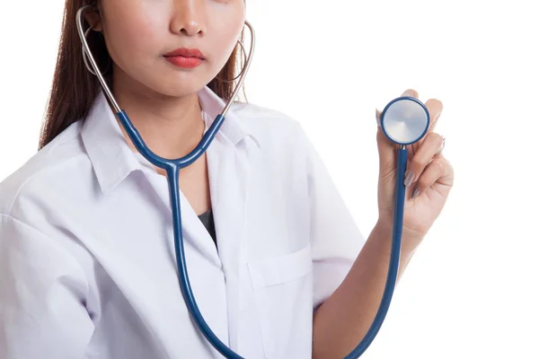 Joven asiática médico con estetoscopio . — Foto de Stock