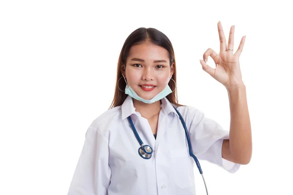 Joven asiática médico mostrar OK signo . —  Fotos de Stock