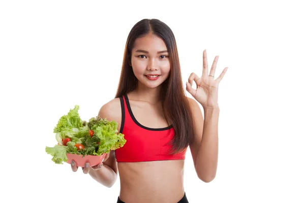 Krásná Asiatka zdravé Ukázat Ok se salátem. — Stock fotografie