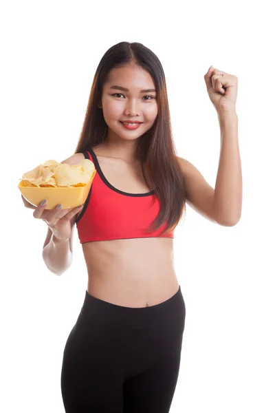美しいアジアの健康的な女の子がポテトチップスを食べる. — ストック写真