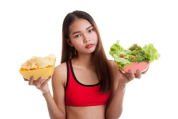 Bella asiatica sana ragazza insalata e patatine fritte . — Foto Stock