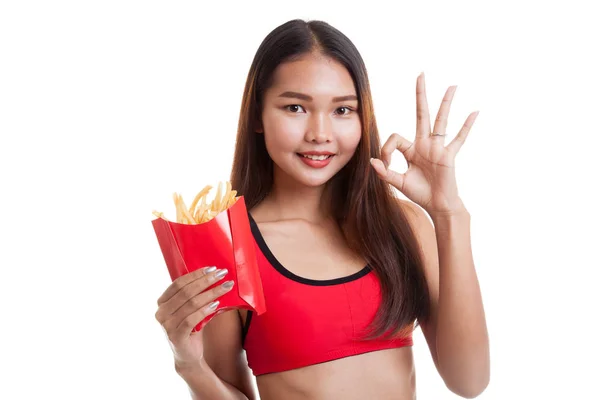 Aziatisch meisje van gezond eten frietjes Toon Ok teken. — Stockfoto