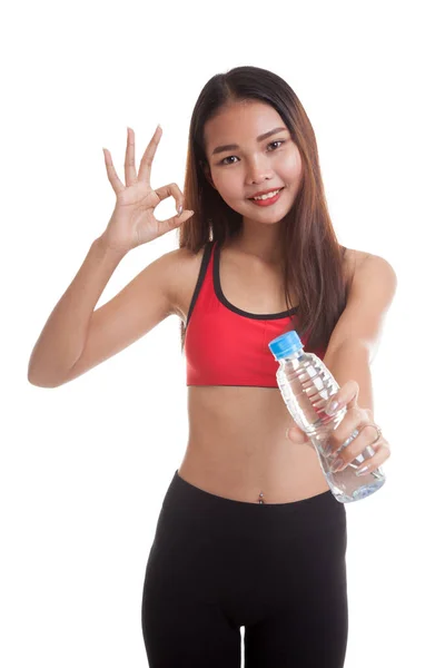 Красивая азиатская здоровая девушка с бутылкой питьевой воды . — стоковое фото