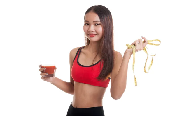 Здоровая диета азиатской девушки с томатным соком и лентой для измерения — стоковое фото