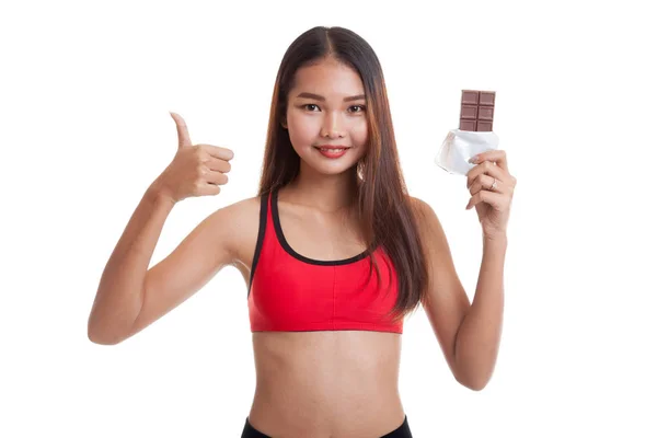 Vackra friska asiatisk tjej tummen upp med choklad. — Stockfoto