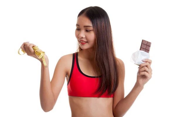 Gyönyörű ázsiai lány egészséges csokoládé és mérő kazetta. — Stock Fotó