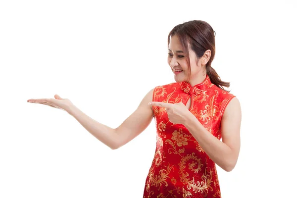 Asijská dívka v čínských cheongsam šaty poukazují na prázdné místo na h — Stock fotografie