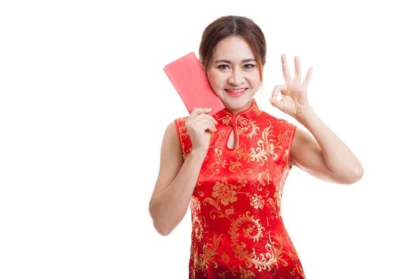 Asiatico ragazza in cinese cheongsam abito spettacolo ok con rosso busta . — Foto Stock