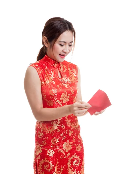 Asiatin im chinesischen Cheongsam-Kleid mit rotem Umschlag. — Stockfoto