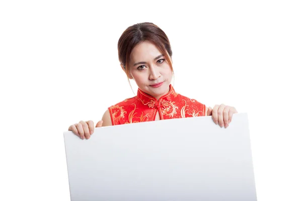 Asiatin im chinesischen Cheongsam-Kleid mit rotem Blanko-Zeichen. — Stockfoto