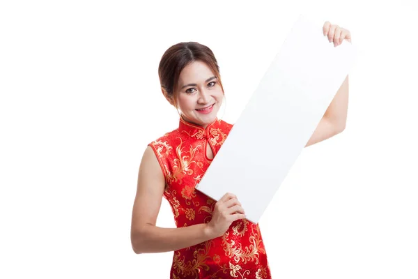 Aziatische meisje in chinese cheongsam jurk met rode leeg teken. — Stockfoto