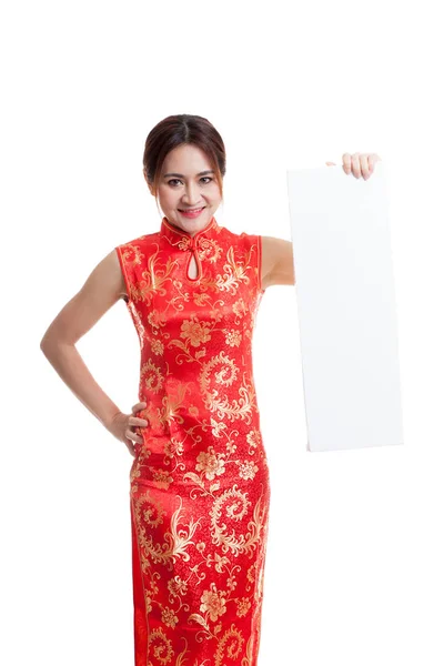 Asiatin im chinesischen Cheongsam-Kleid mit rotem Blanko-Zeichen. — Stockfoto