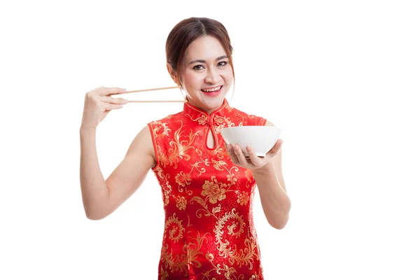 Asiatico ragazza in cinese cheongsam vestito con bacchette . — Foto Stock