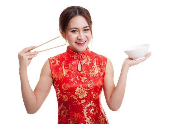 Asiatico ragazza in cinese cheongsam vestito con bacchette . — Foto Stock