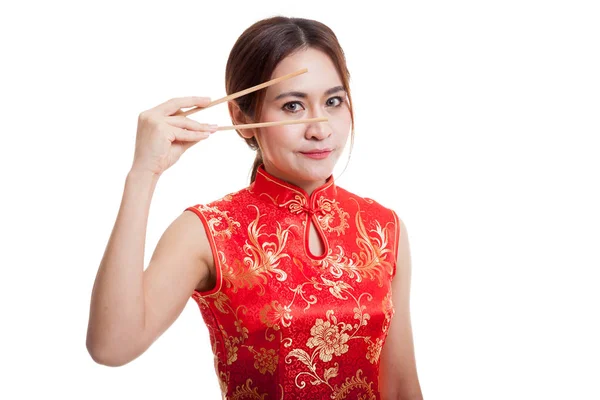 箸で中国のチャイナ ドレスでアジアの少女をドレスします。. — ストック写真